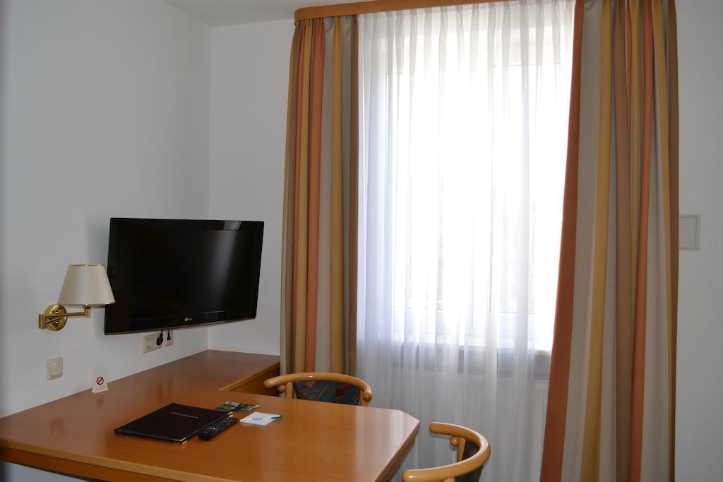 Hotel Am Ostpark 新比贝格 外观 照片