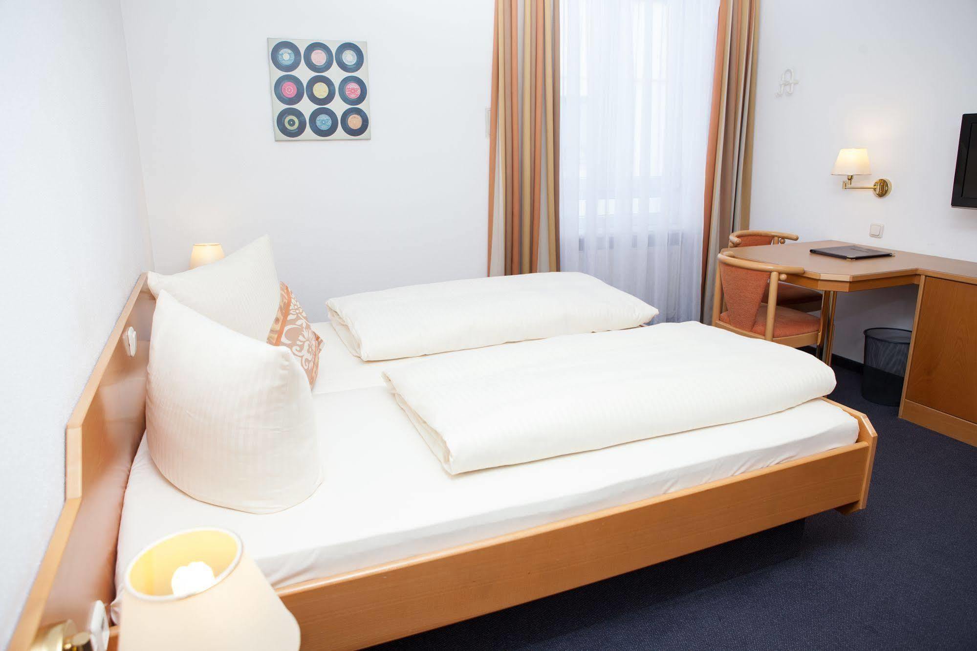 Hotel Am Ostpark 新比贝格 外观 照片